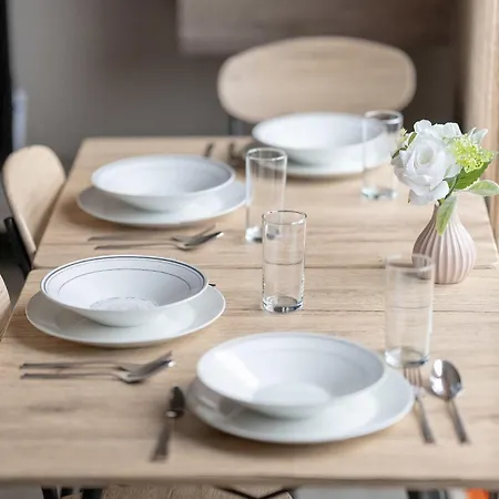 Air-conditioned In With Parking By Renters *