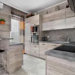 Air-conditioned In With Parking By Renters Apartment *