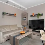 Air-conditioned In With Parking By Renters Apartment *