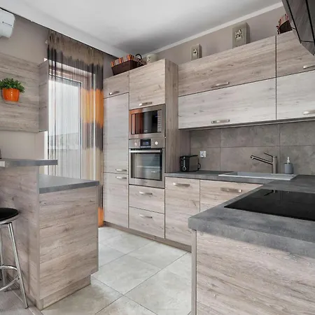 Air-conditioned In With Parking By Renters Apartman *