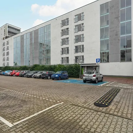 Air-conditioned In With Parking By Renters 波兹南