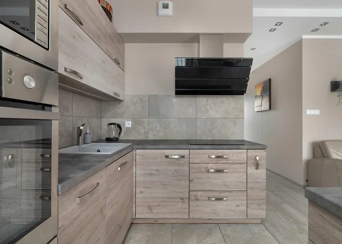 Air-conditioned In With Parking By Renters * بوزنان