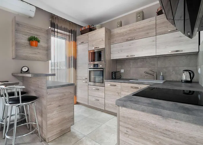 Air-conditioned In With Parking By Renters شقة *