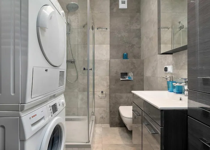 Air-conditioned In With Parking By Renters * بوزنان